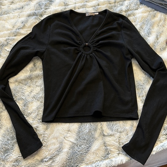 mi ami Tops - Black long sleeve crop with circle cut out.
